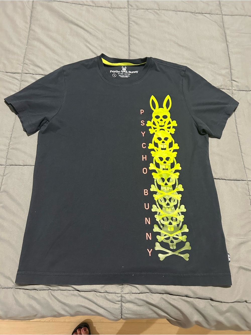 Men’s Psycho Bunny Hudson Black W/ Tee Yellow Vertical Skull-Bunny Graphic. Sz 4